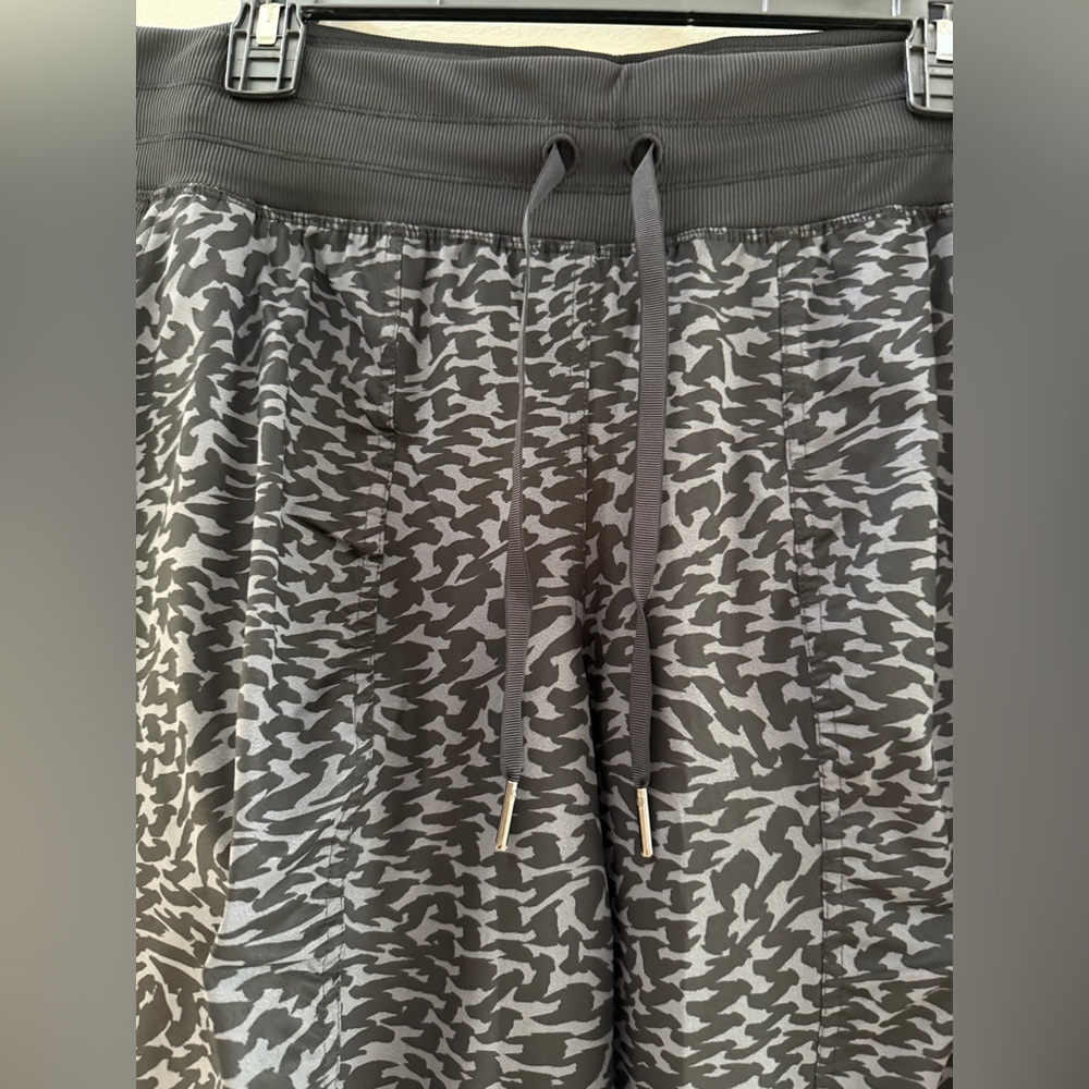 NWOT LULULEMON Lululemon Dance Studio Mid-Rise Jogger Leopard Warp Black Multi - Picture 4 of 7